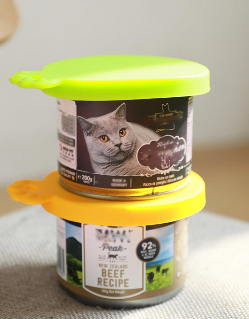 Load image into Gallery viewer, Food Can Lids, Universal BPA Free Silicone Can Lids Covers for Dog and Cat Food, One Can Cap Fit Most Standard Size Canned Dog Cat Food
